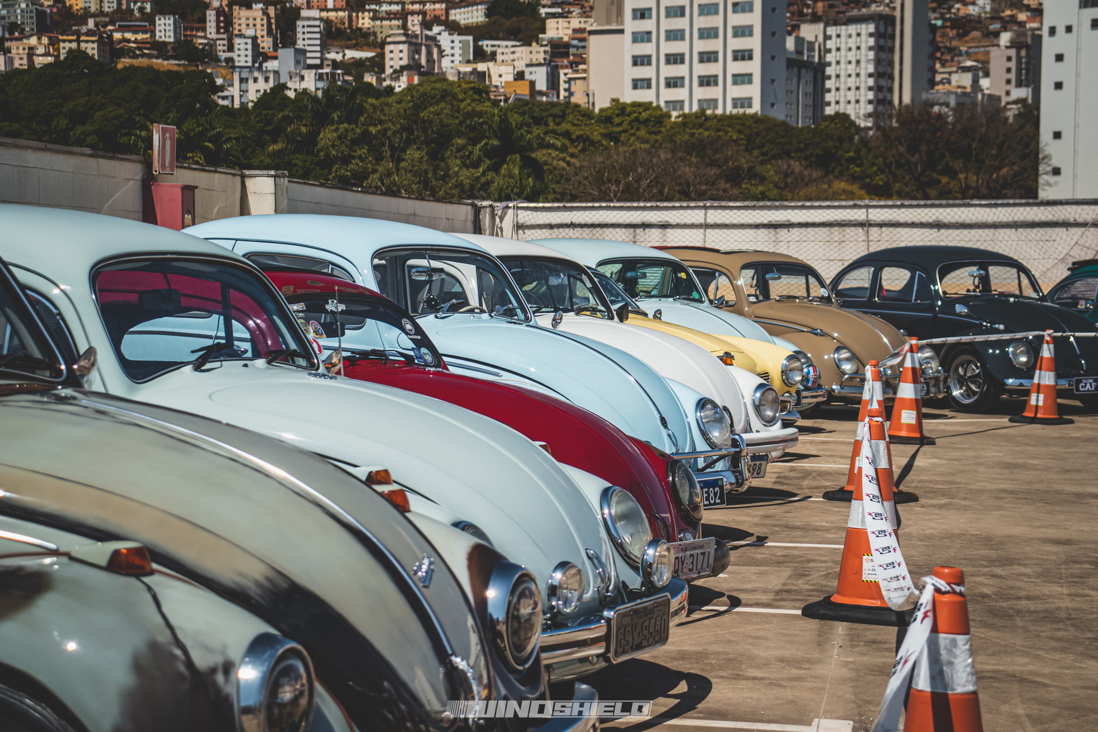 Vários carros VW aircooled parados no evento BH Hot Show