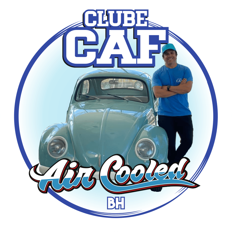 Claudio Costa posando ao lado de um fusca pé de boi