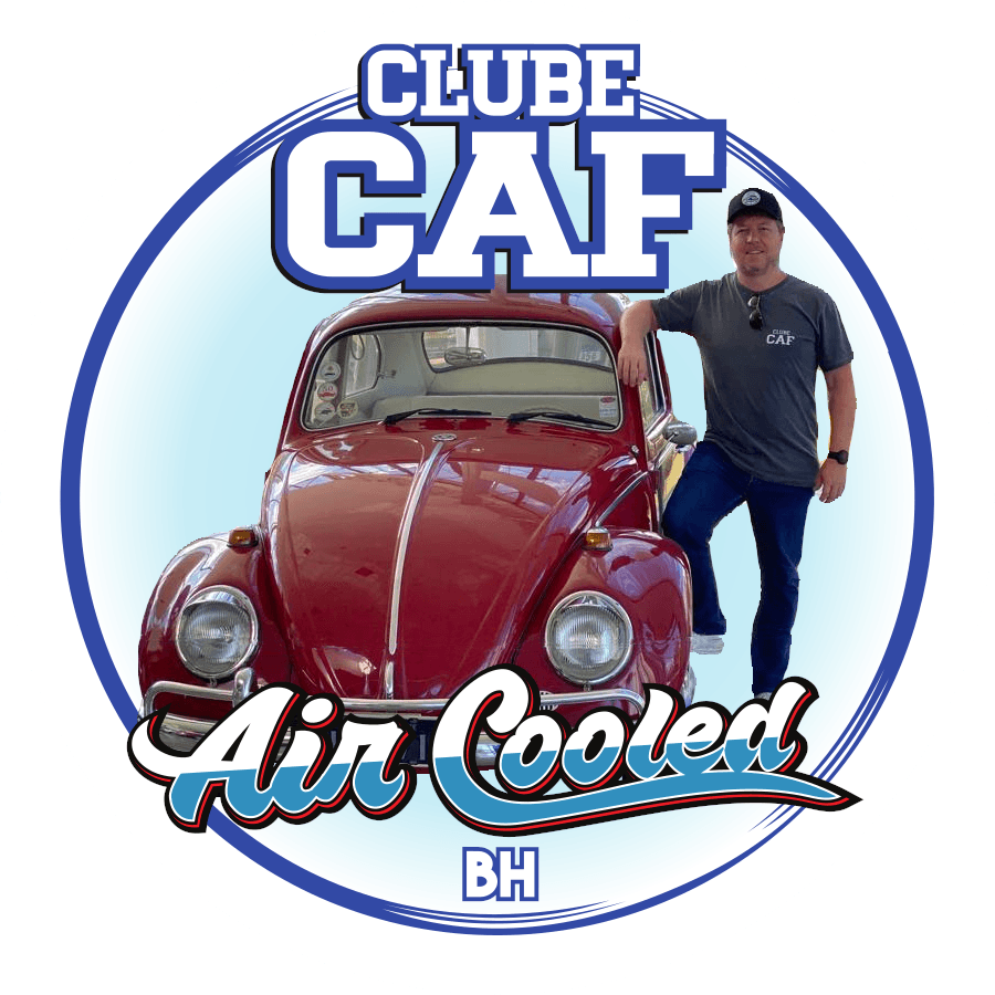Edgard Amaral posando ao lado de um fusca de 1967
