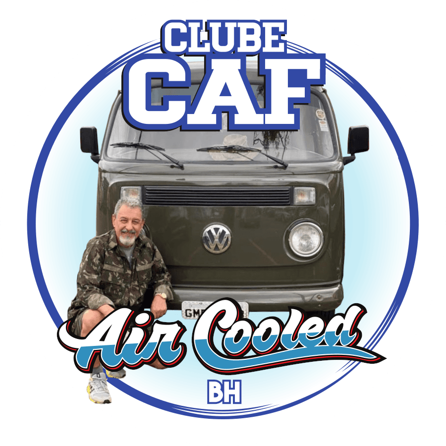 João Souza posando ao lado de uma Kombi