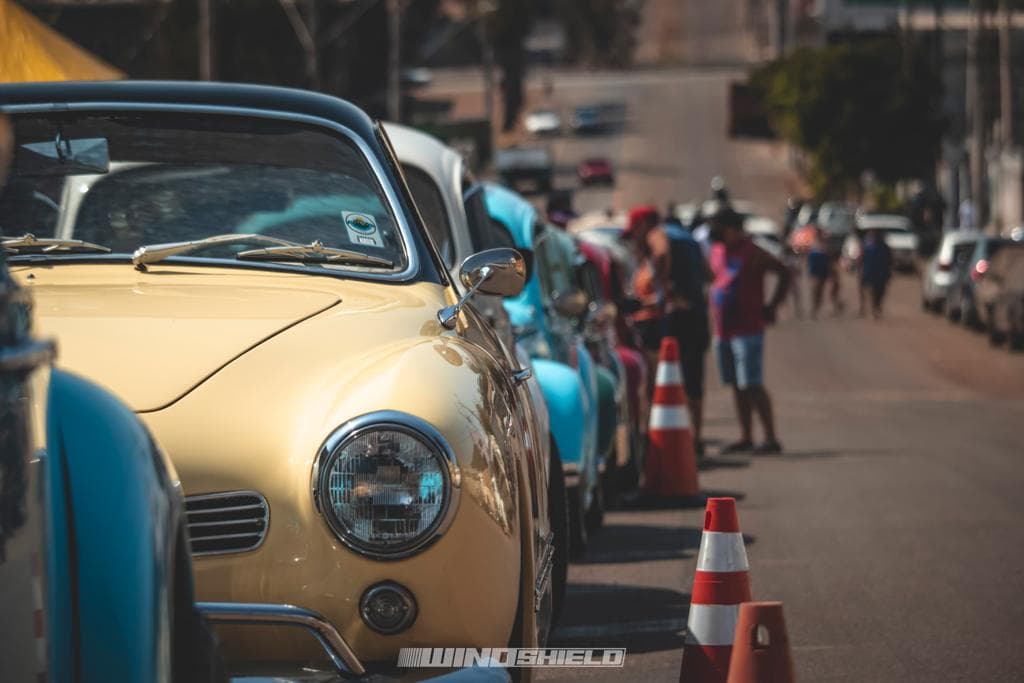 Vários carros VW aircooled parados no evento primeiro encontro do CAF