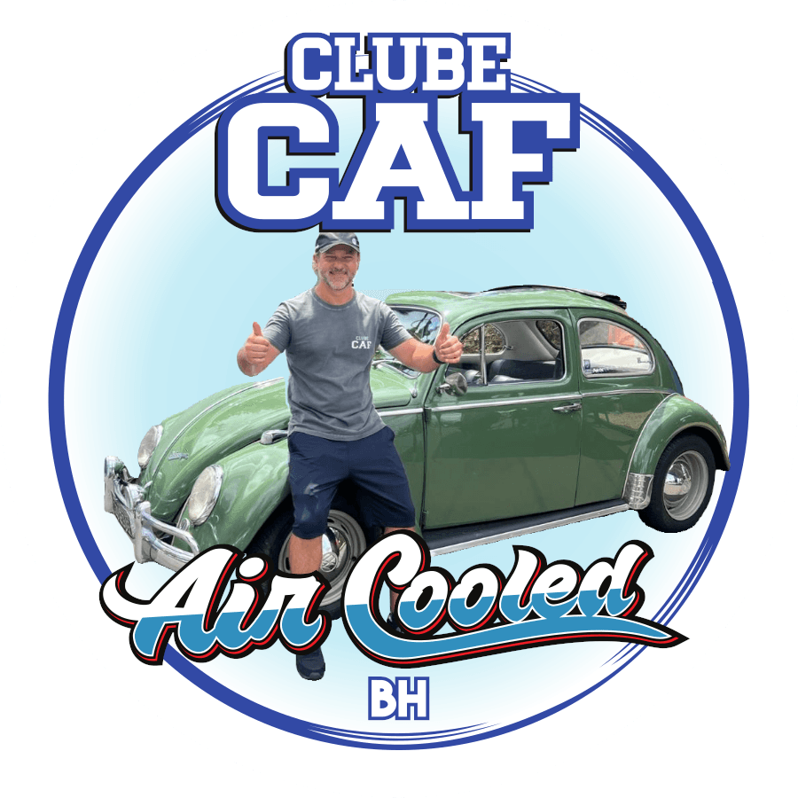 Reinaldo Quintão posando ao lado de um fusca de 1969